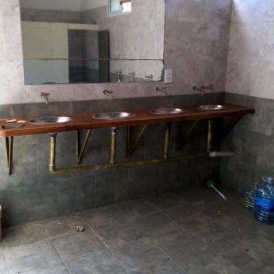 sanitarios yn vestuarios en camping las acacias